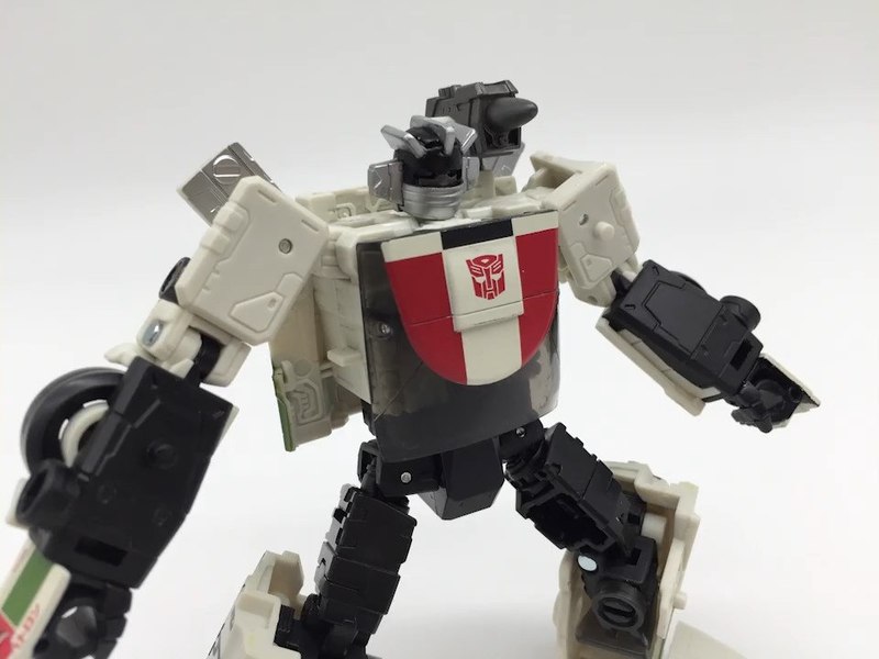 Transformers Earthrise Deluxe Wheeljack Video Review With Images 09 (9 of 24)